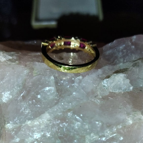 Elegant Gold and Red Ring - Picture 3 of 5